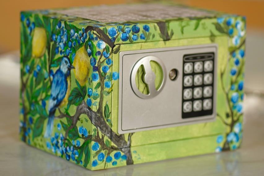 Отгадать код от сейфа